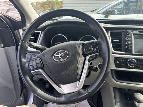 Used 2017 Toyota Highlander XLE image 7