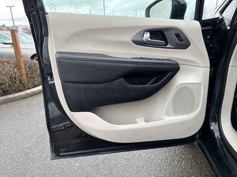 Used 2024 Chrysler Pacifica Touring-L image 18