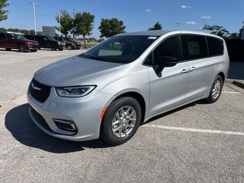 New 2026 Chrysler Pacifica Select image 13