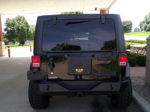 Used 2017 Jeep Wrangler Unlimited Sahara w/ Connectivity Group AWD/4WD image 6