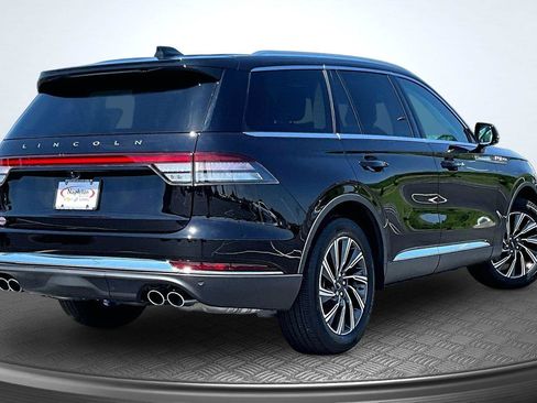 Used 2025 Lincoln Aviator AWD image 2