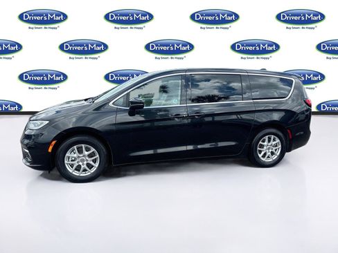 Used 2023 Chrysler Pacifica Touring-L FWD image 4