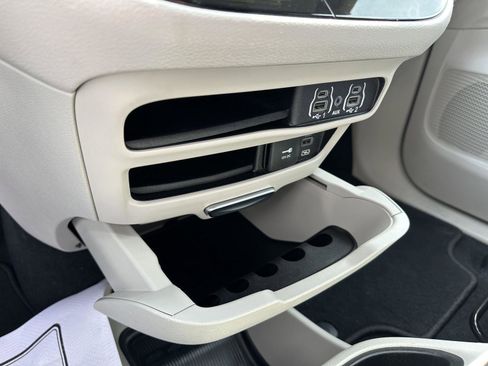 Used 2022 Chrysler Pacifica Touring-L FWD image 33
