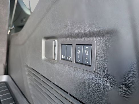 Used 2025 Chevrolet Suburban High Country AWD/4WD image 8