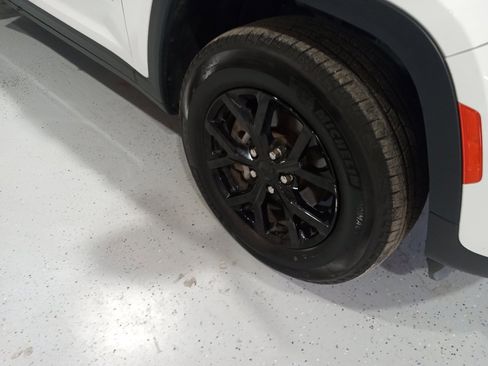 Used 2024 Jeep Grand Cherokee Altitude image 3