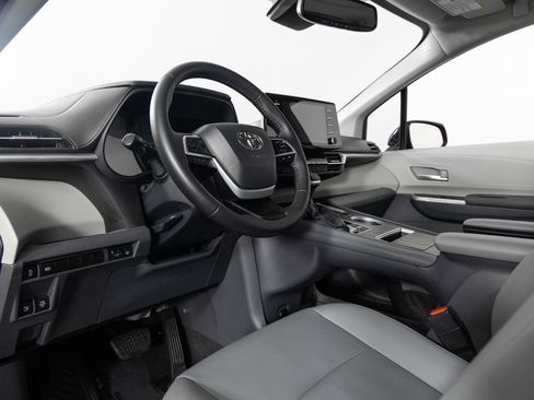 Used 2023 Toyota Sienna XLE image 14