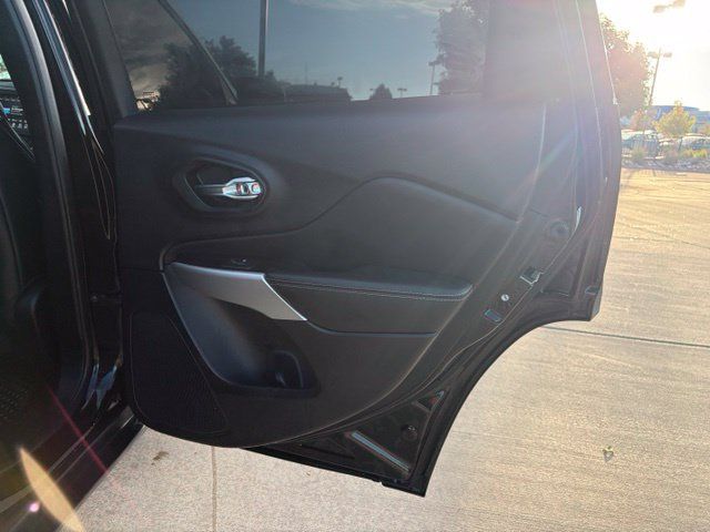 Used 2022 Jeep Cherokee Latitude w/ Trailer Tow Group AWD/4WD image 17