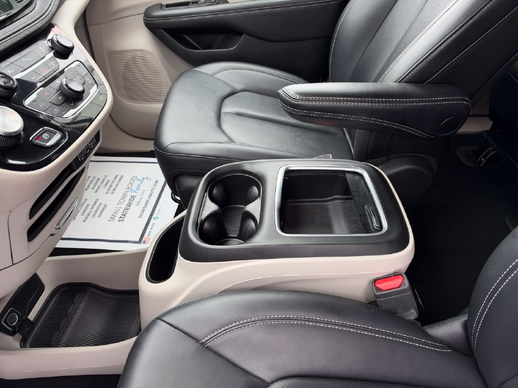 Used 2024 Chrysler Pacifica Limited FWD image 18