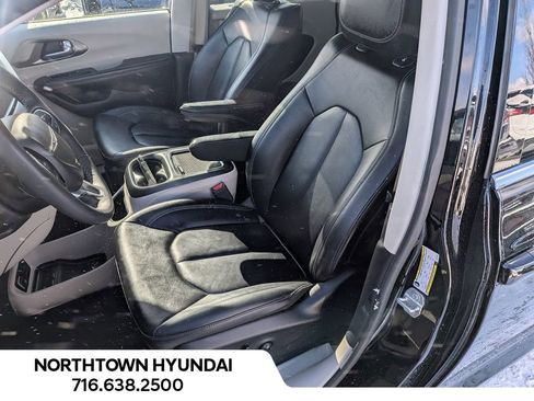 Used 2024 Chrysler Pacifica Touring-L image 9