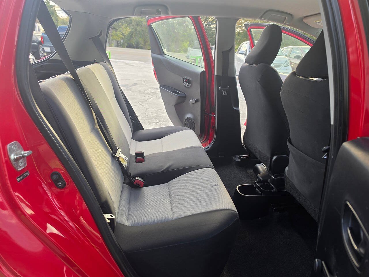 Used 2013 Toyota Yaris L FWD image 26