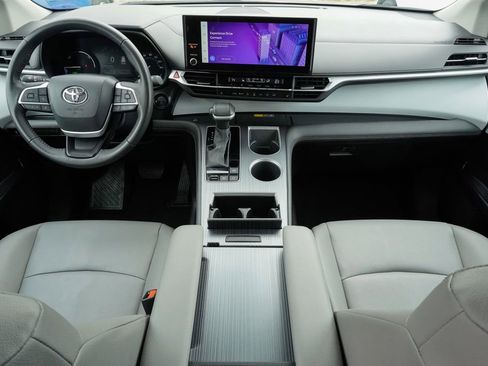 Used 2025 Toyota Sienna XLE FWD image 9