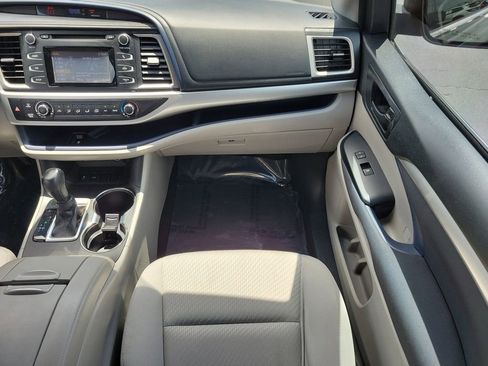 Used 2017 Toyota Highlander LE FWD image 14