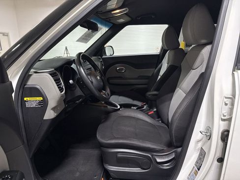 Used 2016 Kia Soul FWD image 18