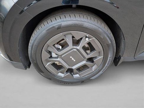 Used 2025 Kia Carnival EX image 23