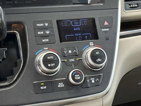 Used 2017 Toyota Sienna XLE FWD image 22