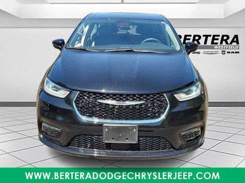Used 2024 Chrysler Pacifica Touring-L FWD image 2