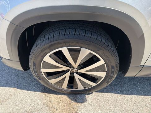 Used 2023 Volkswagen Taos SE w/ Panoramic Sunroof Package AWD/4WD image 9