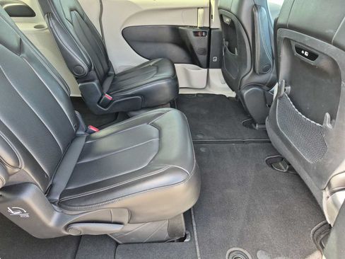 Used 2024 Chrysler Pacifica Touring-L FWD image 20
