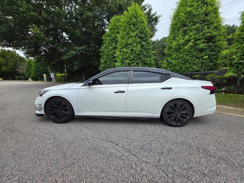 Used 2019 Nissan Altima 2.5 SR FWD image 2