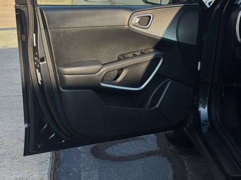 Used 2025 Kia Soul LX w/ LX Technology Package FWD image 15