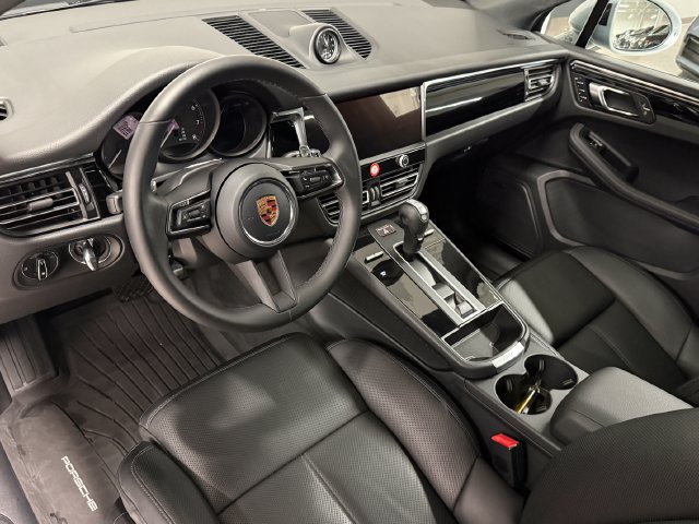 Certified 2026 Porsche Macan AWD/4WD image 4