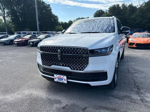 Used 2025 Lincoln Navigator Reserve AWD/4WD image 9
