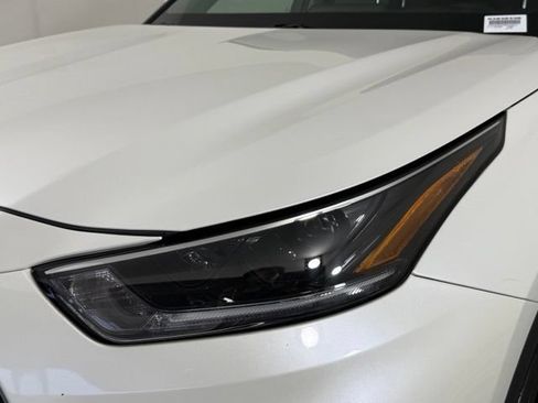 Used 2021 Toyota Highlander XLE AWD/4WD image 12