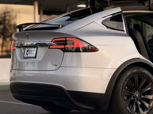 Used 2018 Tesla Model X 75D image 9