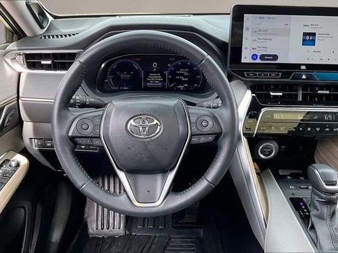 Used 2024 Toyota Venza Limited image 8