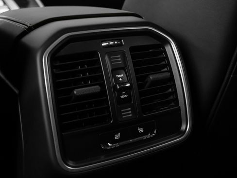 Used 2025 Porsche Macan image 43