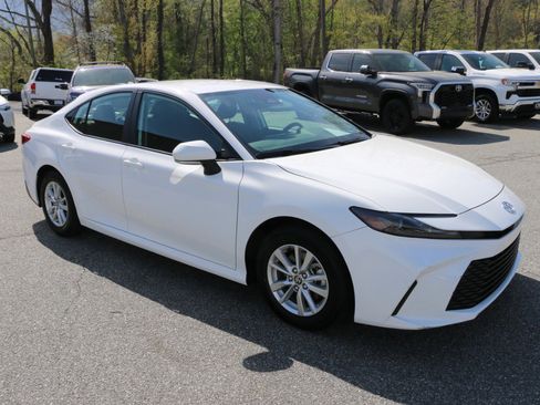 Used 2025 Toyota Camry LE image 10