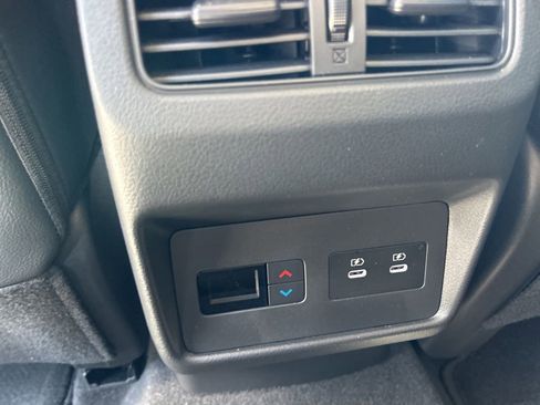 Used 2025 Nissan Rogue SL w/ SL Premium Package image 32