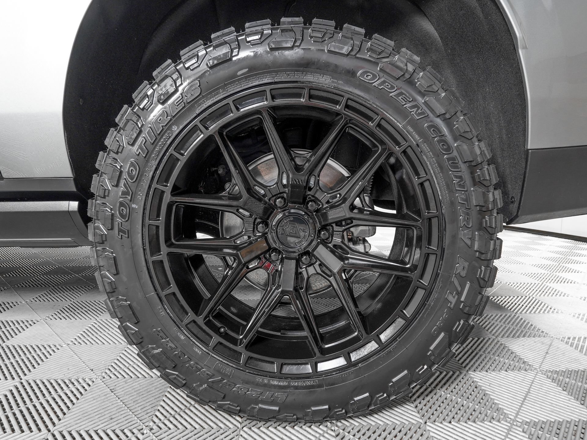 Used 2026 GMC Yukon XL AT4 Ultimate w/ LPO, Floor Liner Package AWD/4WD image 35