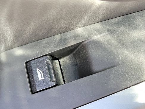 Used 2025 BMW 530i w/ M Sport Package RWD image 16