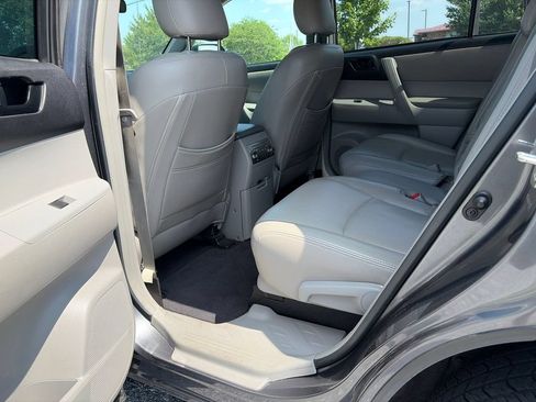 Used 2011 Toyota Highlander 4WD w/ Tow Pkg image 10