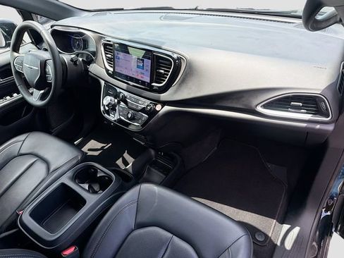 Used 2025 Chrysler Pacifica Select FWD image 31