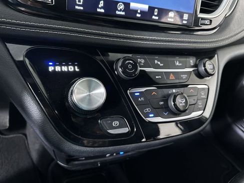 Used 2021 Chrysler Pacifica Touring-L w/ Uconnect Theater Family Group FWD image 16