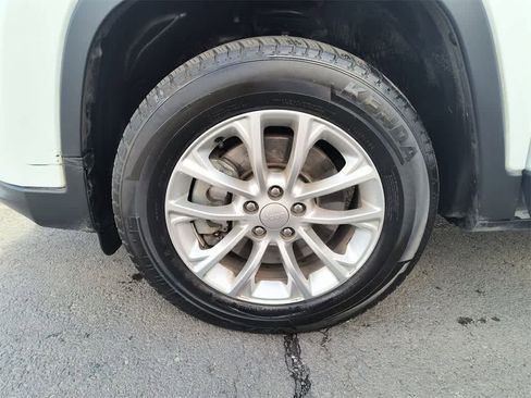 Used 2019 Jeep Cherokee Latitude w/ Popular Appearance Group image 10