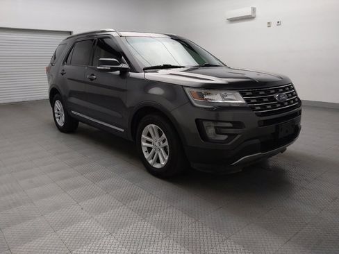 Used 2017 Ford Explorer XLT image 13