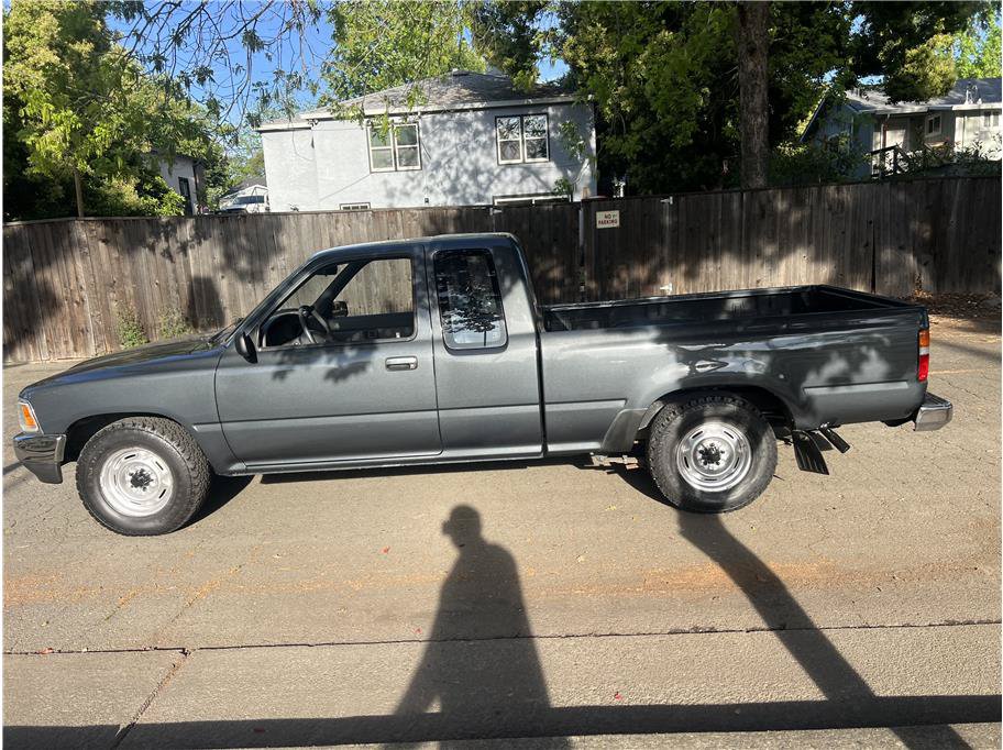 Used 1990 Toyota Pickup Deluxe RWD image 4