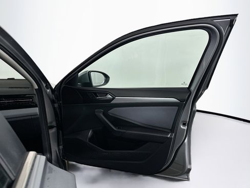 Used 2025 Volkswagen Jetta SE image 32