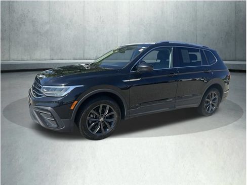 Used 2023 Volkswagen Tiguan SE w/ Panoramic Sunroof Package FWD image 1