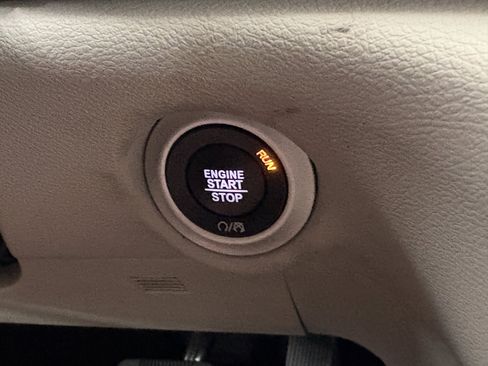 Used 2024 Chrysler Pacifica Touring-L FWD image 19