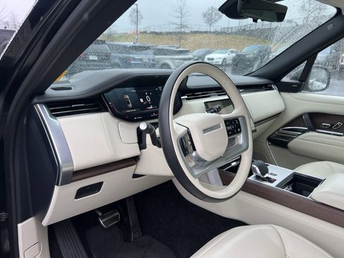 Used 2025 Land Rover Range Rover Long Wheelbase SE image 19