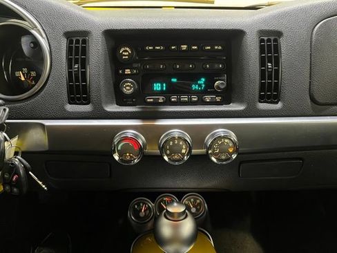 Used 2004 Chevrolet SSR w/ Preferred Equipment Group RWD image 19