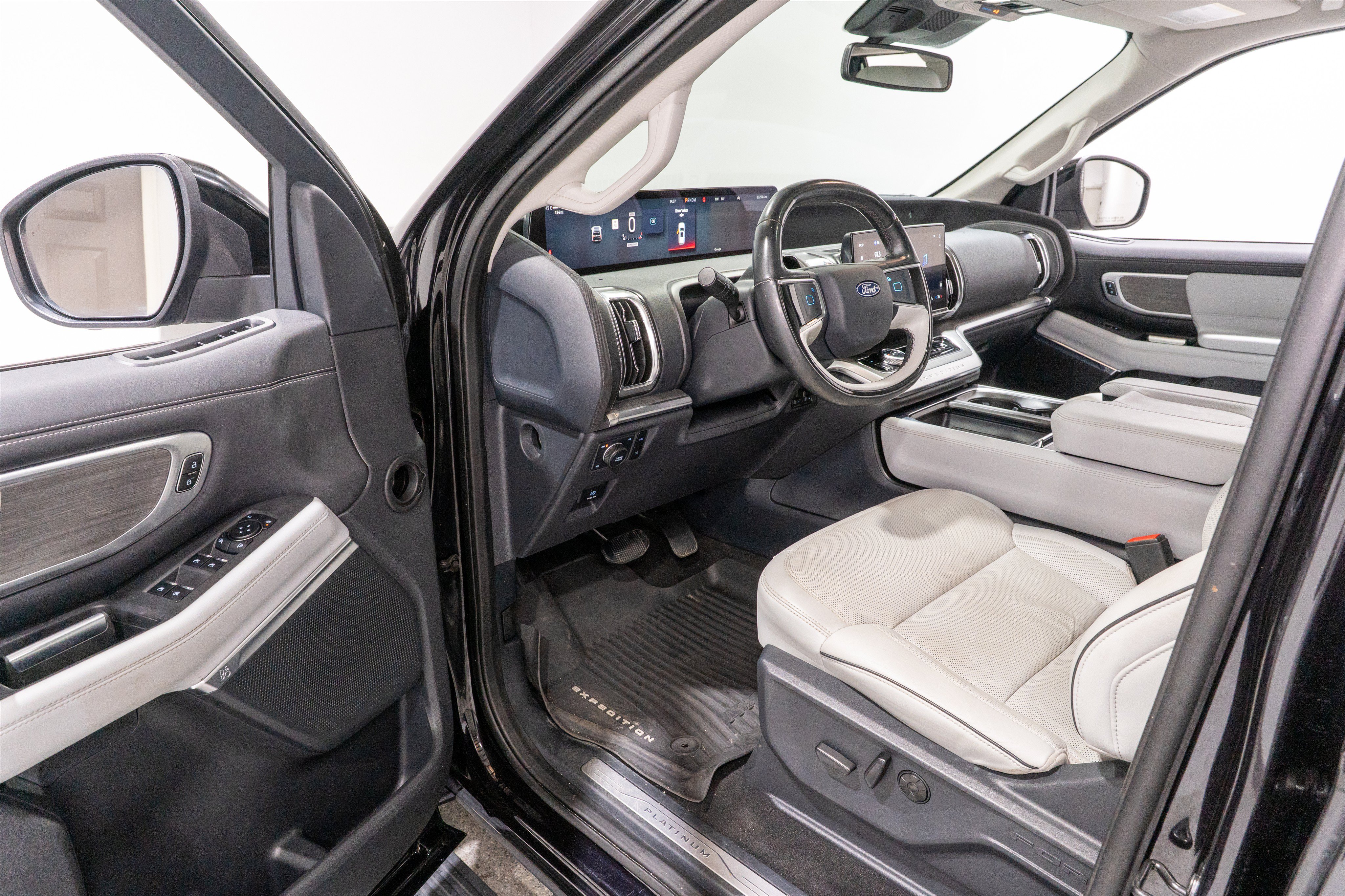 Used 2025 Ford Expedition Max Platinum w/ Platinum Ultimate Package AWD/4WD image 13