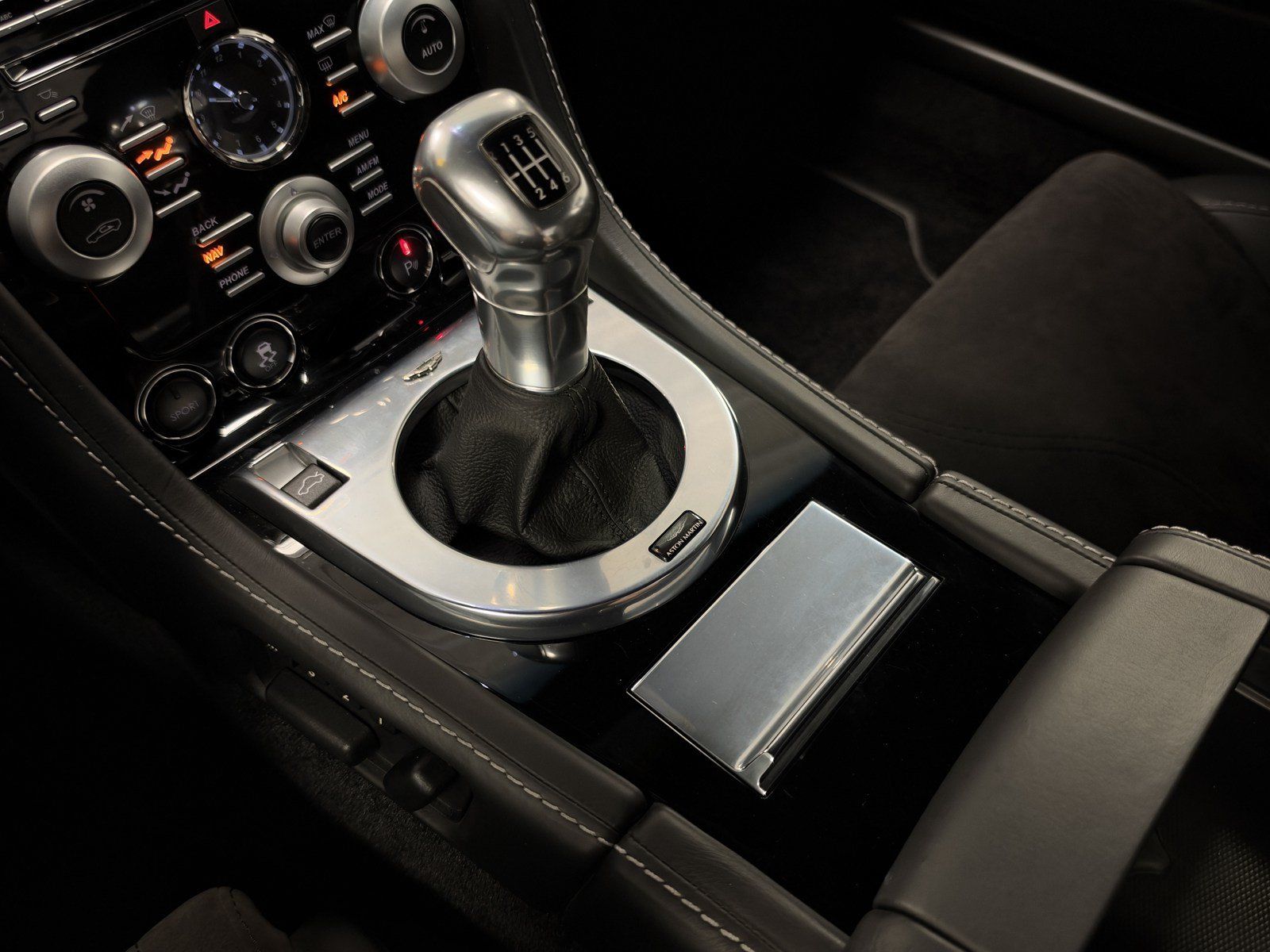 Used 2011 Aston Martin V12 Vantage Carbon Black RWD image 29