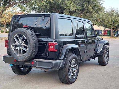 Used 2024 Jeep Wrangler Unlimited w/ Convenience Group AWD/4WD image 3