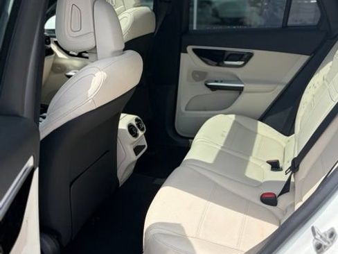 Used 2025 Mercedes-Benz GLC 300 image 6