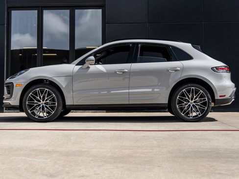 Certified 2025 Porsche Macan AWD/4WD image 2